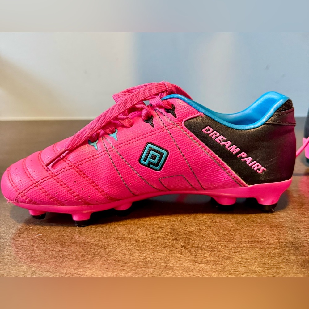 SOLD!Girls Soccer Football Cleats Shoes for Little Kid/Big Kid. Like New! Size 2 - Picture 5 of 10